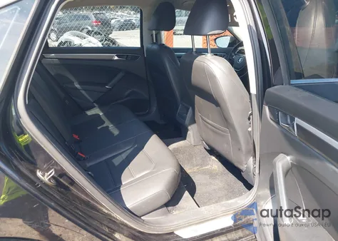 2017 Volkswagen Passat 1.8T R-Line z USA, uszkodzony, nr VIN 1VWDT7A33HC002729